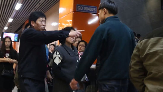 上海地铁小广告猖獗:暴力抗法 有人跳轨逃跑