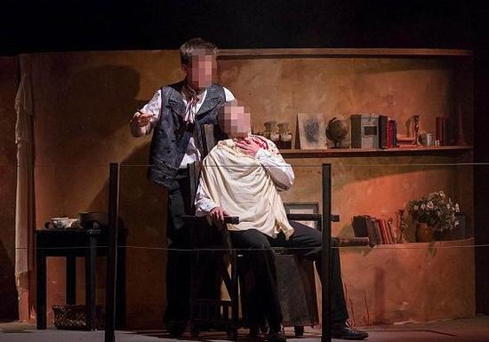 高中生舞台剧上演现实版理发师陶德 两名学生被当场割喉（2）