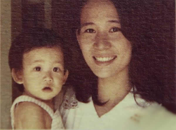 林志玲首次公开1岁时与妈妈合照