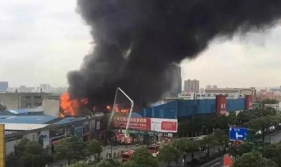杭州灯具城发生火灾