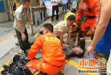 深圳梅林书记施救下水道工人 被喷满脸污水