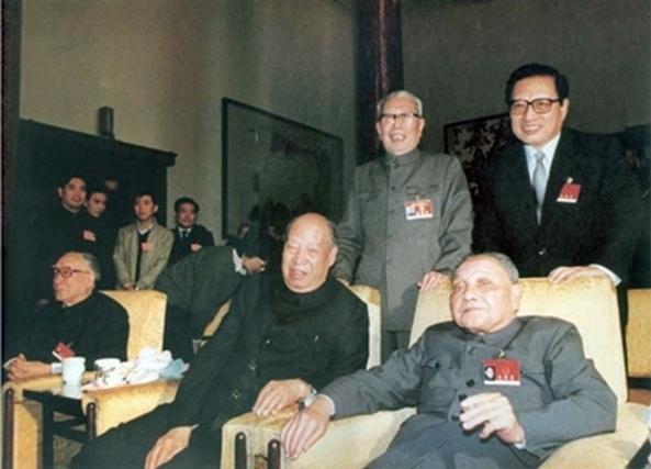 邓小平、彭真、薄一波、宋任穷、乔石在人民大会堂休息室(1988年）。(资料图)