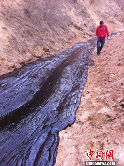 26日，位于陕西省吴起县的中国石油长庆油田分公司第九采油厂发生原油泄漏。 高庆国 摄