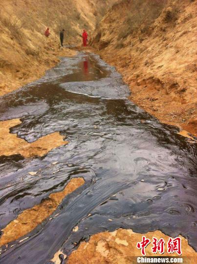 26日，位于陕西省吴起县的中国石油长庆油田分公司第九采油厂发生原油泄漏。　高庆国　摄
