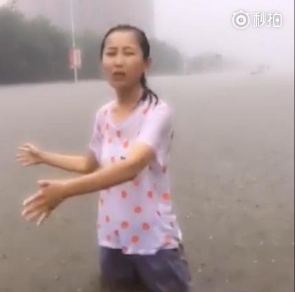 河南新乡暴雨女记者水中播报湿透 网友直呼当媒体人真拼