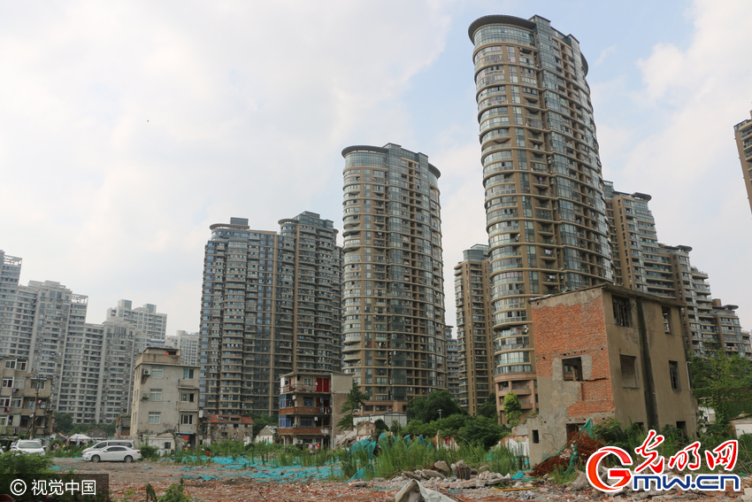 上海闹市区留十余钉子户 周边房价高达8万