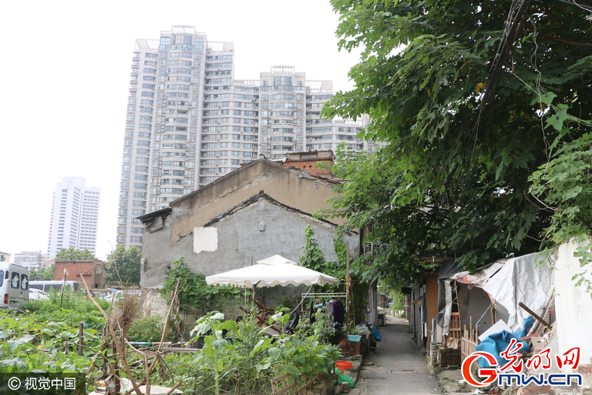 上海闹市区留十余钉子户 周边房价高达8万