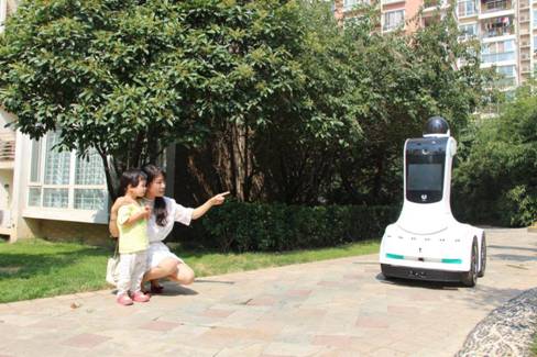 鑫苑智能安防机器人在社区巡逻