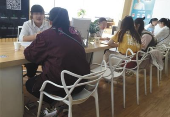 4月25日，尚德机构国贸部，数名想通过自考获得学位的女士，正在咨询教育机构的“老师”们。A12-A13版摄影/新京报记者 大路