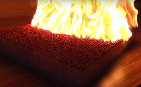 六千根火柴一齐点燃是怎样的画面 千根火柴付之一炬场面激烈