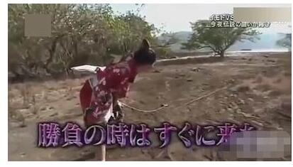 日本女子勾引巨蜥场面震撼 穿和服与巨蜥赛跑上演生死时速