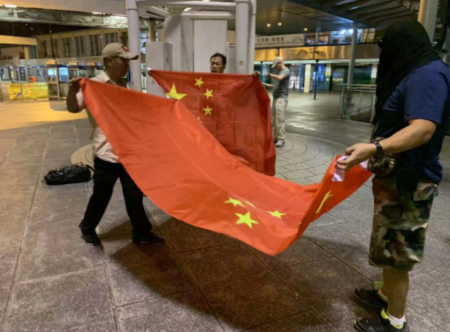 感动！香港市民升起国旗！路过市民敬礼