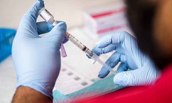 面对新冠病毒的新变种，辉瑞力争疫苗加强针在8月获批