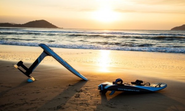“御剑飞行”不是梦 WaveShark发布新一代电动冲浪板